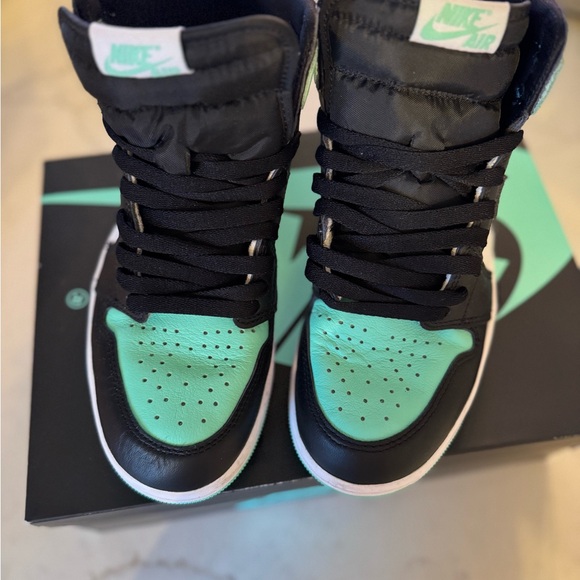 Air Jordan 1 Retro High OG GS 'Green Glow' 2024
Women’s 8.5 Men’s 7 - Picture 3 of 10